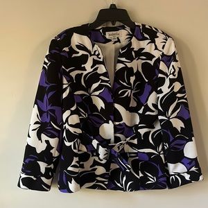 Size 8 Isabella women’s blazer.